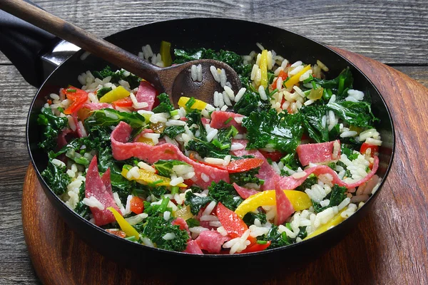 Pirinç, kırmızı biber, soğan ve salam kıvırcık lahana — Stok fotoğraf