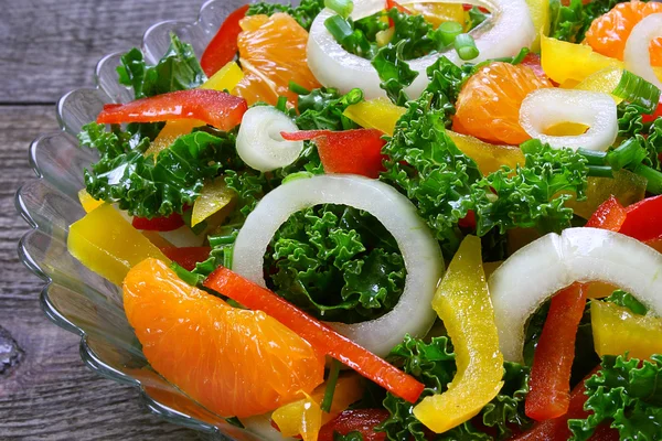 Sallad med grönkål, paprika, mandarin och lök — Stockfoto