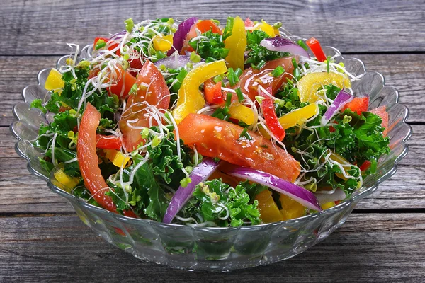 Salada com couve encaracolada, páprica, tomate, brotos de brócolis e cebola — Fotografia de Stock