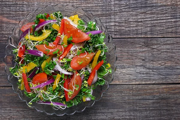Salada com couve encaracolada, páprica, tomate, brotos de brócolis e cebola — Fotografia de Stock