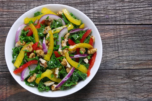 Kıvırcık lahana, kırmızı biber, soğan ve ceviz ile salata — Stok fotoğraf