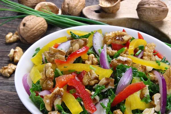 Salad with curly kale, paprika, walnut and onions — Stock Photo, Image