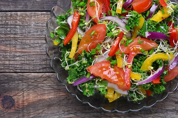 Salada com couve encaracolada, páprica, tomate, brotos de brócolis e cebola — Fotografia de Stock