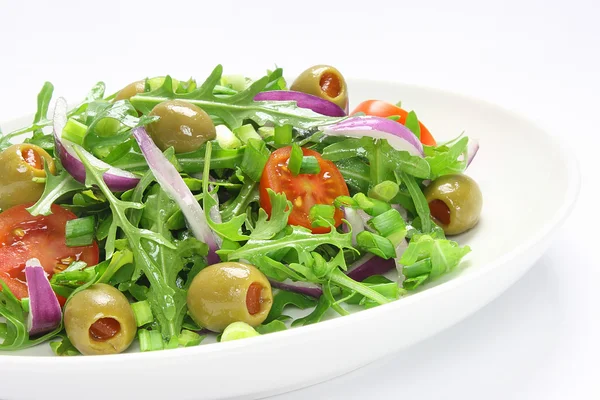 Sallad med ruccola, tomat, lök, gröna oliver — Stockfoto