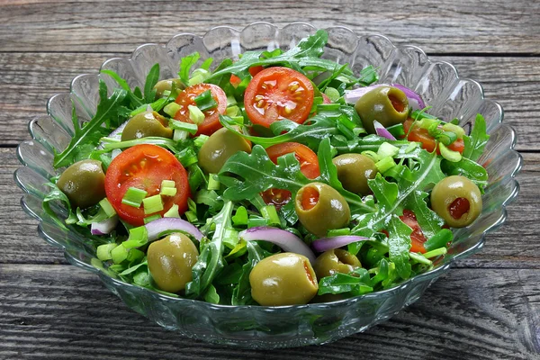 沙拉配芝麻菜、 番茄、 洋葱和绿色的橄榄 — 图库照片