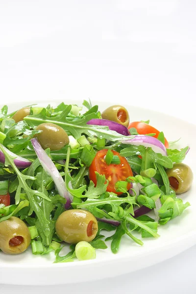 Salada com rúcula, tomate, cebola e azeitonas verdes — Fotografia de Stock