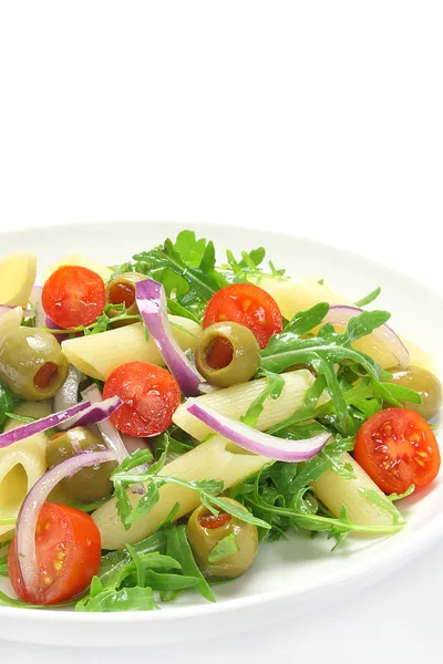Ensalada con pasta, rúcula, tomate, cebolla y aceitunas verdes —  Fotos de Stock