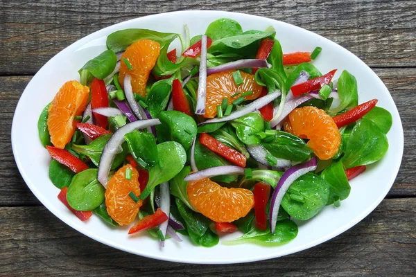 Salada de alface de cordeiro, tangerinas, páprica e cebola — Fotografia de Stock