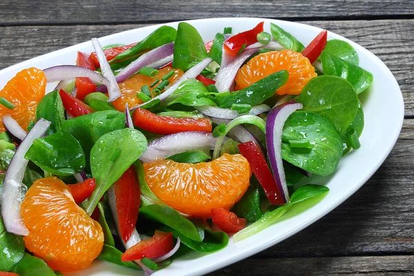 Salada de alface de cordeiro, tangerinas, páprica e cebola — Fotografia de Stock