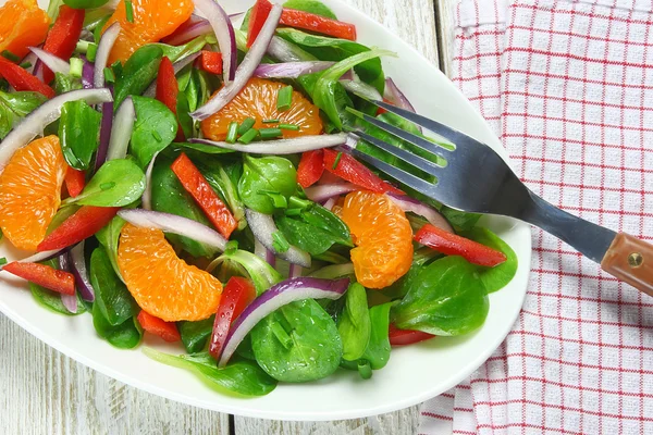 Kuzu 's marul, mandalina, kırmızı biber ve soğan salata — Stok fotoğraf