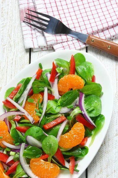 Salad of lamb's lettuce, mandarins, paprika, and onion — Stock Photo, Image