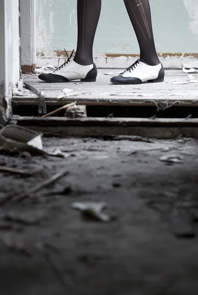 Ноги в разрушенной комнате — стоковое фото