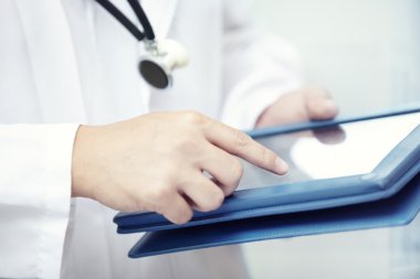 Tablet bilgisayarlı doktor