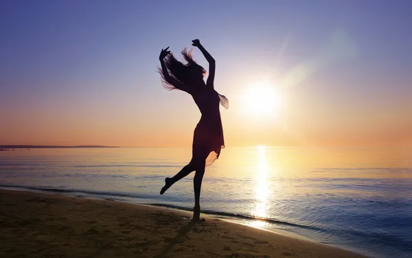 Dansen in de zonsondergang — Stockfoto