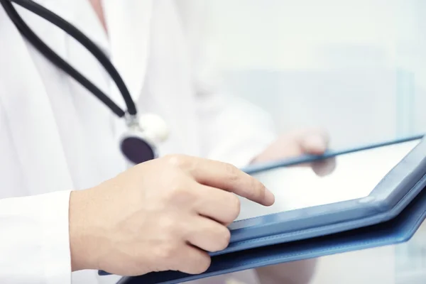 Medico con tablet — Foto Stock