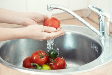 Sebzeleri yıkıyorum.