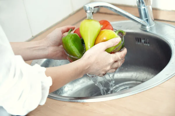 Mencuci Sayuran — Stok Foto
