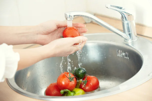 Washing vegetables — Stock Photo, Image