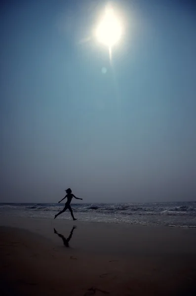 해변에서 실행 — 스톡 사진