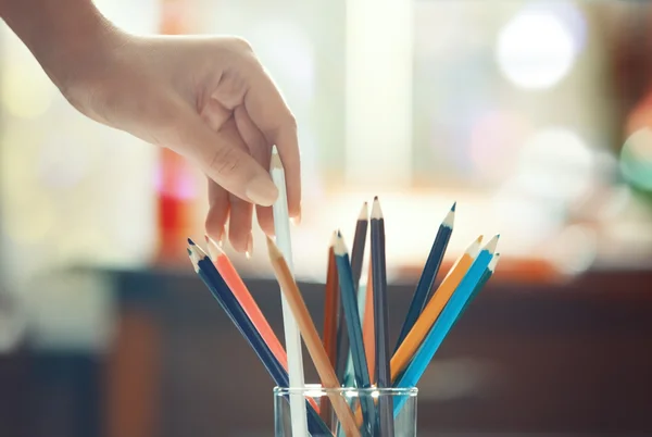 Bleistift nehmen — Stockfoto