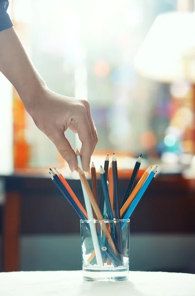 Bleistift nehmen — Stockfoto