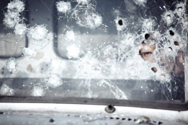 kırık cam arkasındaki adam