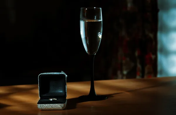 Anillo de boda con vino — Foto de Stock