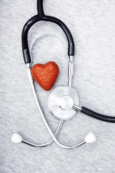 Стетоскоп і серце — стокове фото