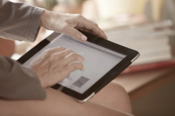 Donna con tablet digitale — Foto Stock