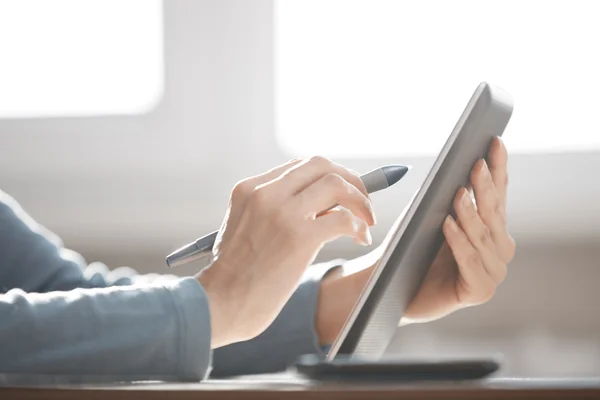 Digital tablet and stylus — Stock Photo, Image