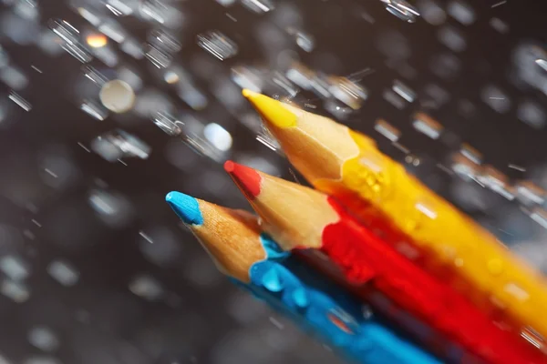 Tres lápices de colores bajo la lluvia — Foto de Stock
