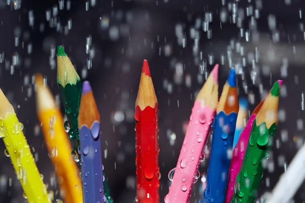 Barevné tužky v dešti — Stock fotografie
