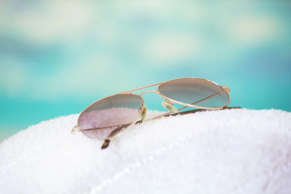 Óculos de sol na praia — Fotografia de Stock