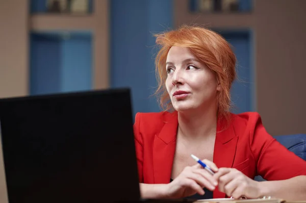 Zamyślona Bizneswoman Biurze Pracująca Laptopie — Zdjęcie stockowe