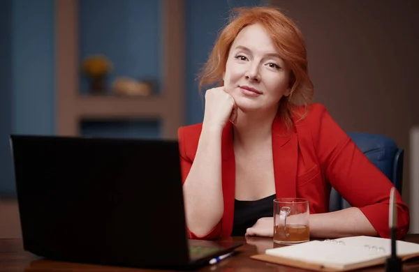 Affärskvinna Som Arbetar Laptop Kontoret — Stockfoto