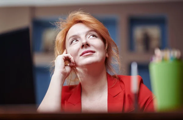 Brainstorming Geschäftsfrau Büro — Stockfoto