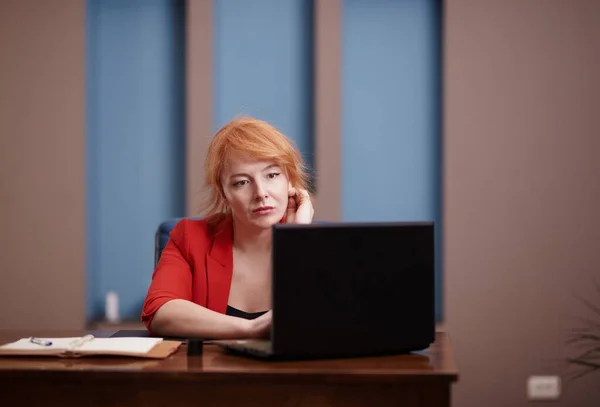 Geschäftsfrau Arbeitet Laptop Büro — Stockfoto