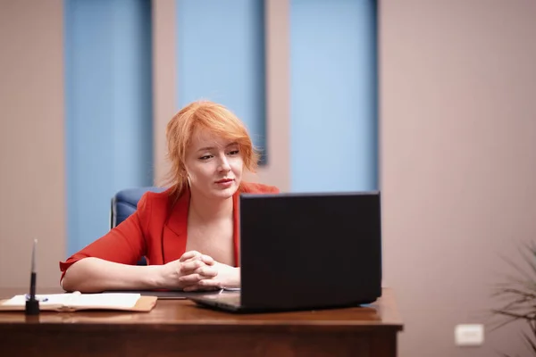 Bizneswoman Pracuje Laptopie Biurze — Zdjęcie stockowe