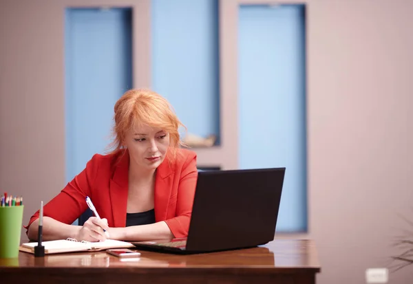 Geschäftsfrau Arbeitet Laptop Büro — Stockfoto