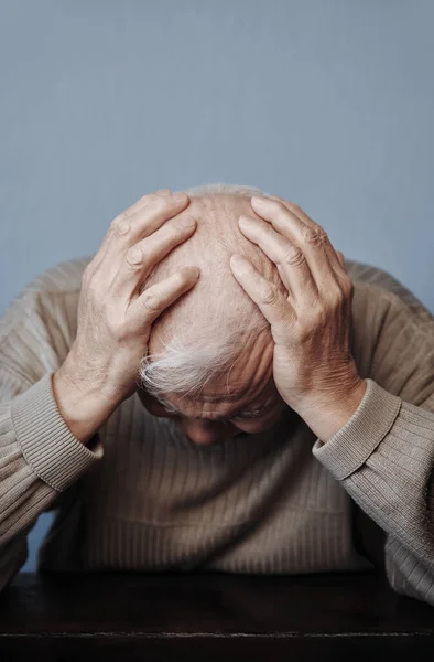Senior Mann Hält Ihren Kopf Vor Schmerzen Während Kopfschmerzen Verspürt — Stockfoto