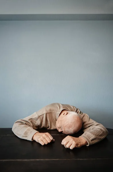 Homem Idoso Exausto Dormindo Uma Mesa Imagem De Stock