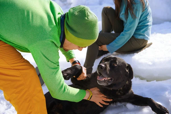 Jovem Casal Adulto Livre Com Cão Divertindo Paisagem Inverno Imagens Royalty-Free