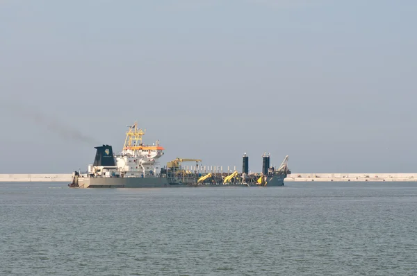 SWINOUJSCIE, POLONIA: 29 agosto 2012 - grande nave che lavora alla costruzione — Foto Stock