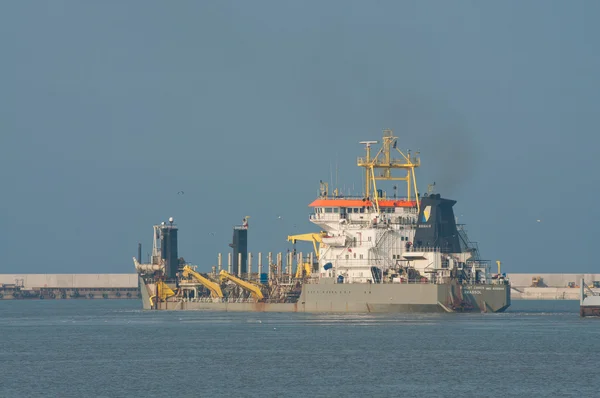 SWINOUJSCIE, POLONIA: 29 agosto 2012 - grande nave che lavora alla costruzione — Foto Stock