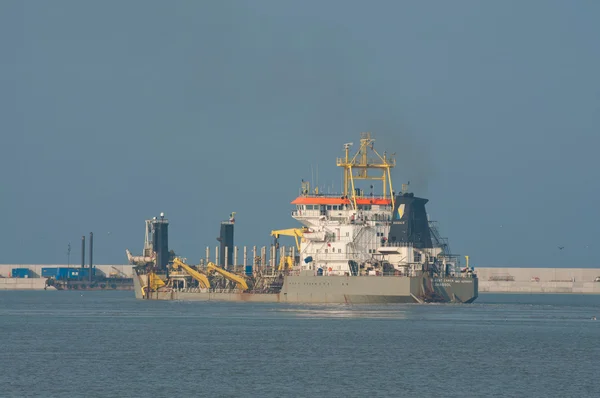 SWINOUJSCIE, POLAND: 29 August 2012 - big ship working on the construction — Stock Photo, Image