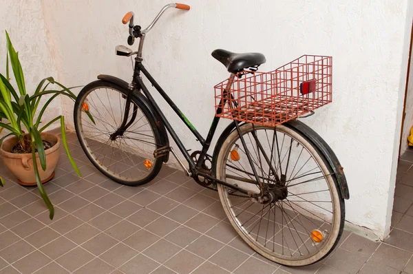 Vecchia bicicletta retrò appoggiato il muro — Foto Stock