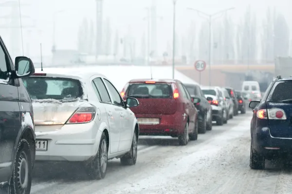 Atasco de tráfico en la ciudad en invierno Imágenes de stock libres de derechos