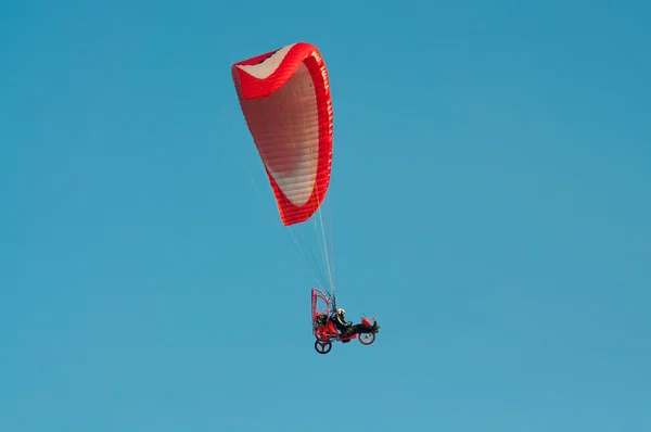 Paragliding บินเหนือท้องฟ้าสีฟ้าที่ชัดเจน — ภาพถ่ายสต็อก