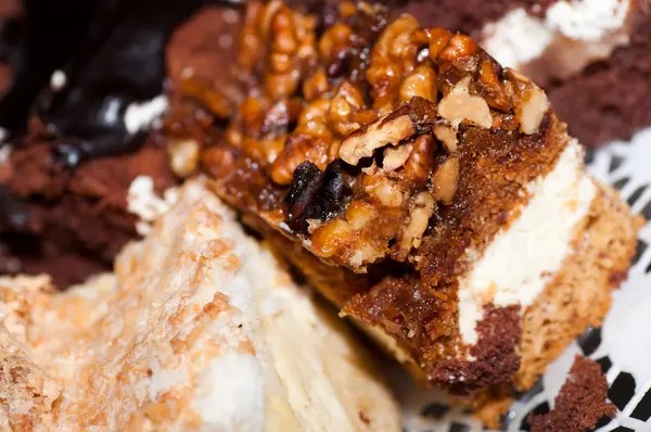 Dió karamell torta fehér krémmel közelről — Stock Fotó