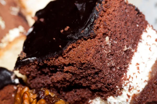 Bolo de chocolate com creme branco de perto — Fotografia de Stock